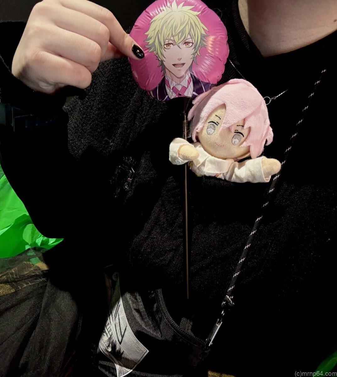 出し入れが煩わしいので、ベストに入れて連れ歩く図